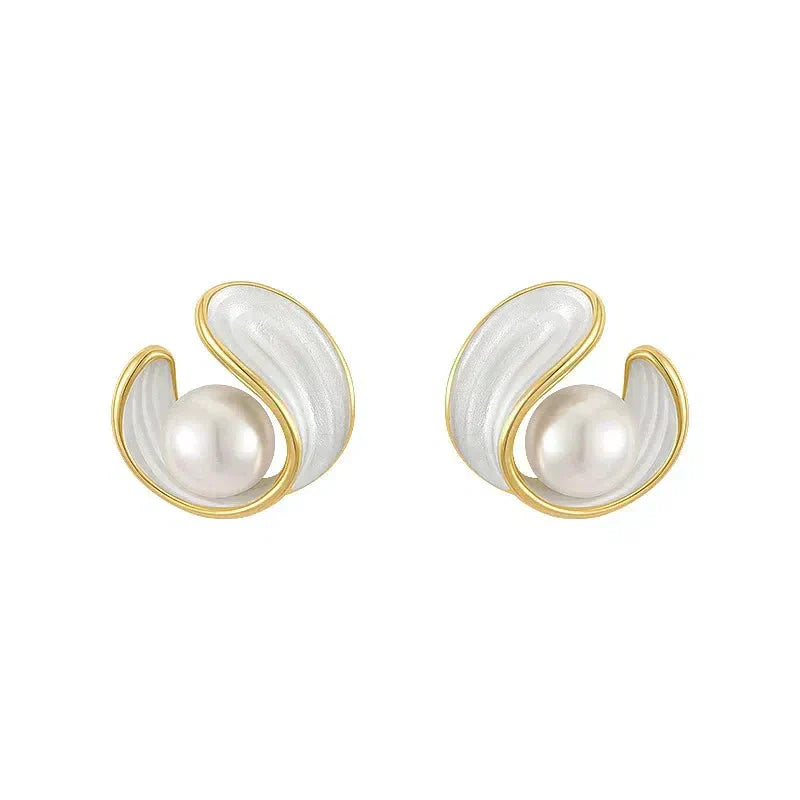 Luxurious earrings with white opal and pearl in gold