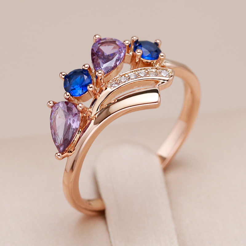 Elegant ring with gold-Coloured crystals